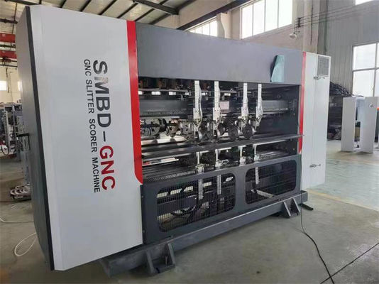 met een nauwkeurigheid van 150m/min Elektrische slitter scorer voor golfkarton productielijn