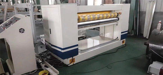 6000 mm spoorlengte Elektrisch aangedreven NC gegolfde kartonnen doos Karton-afsnijmachine