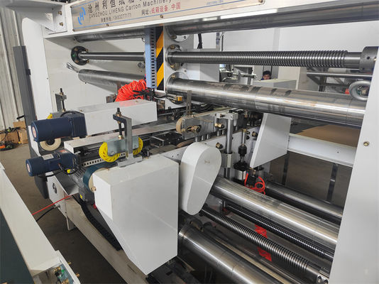 Semi-automatische twee-delige naaimachine voor het maken van gegolfde dozen