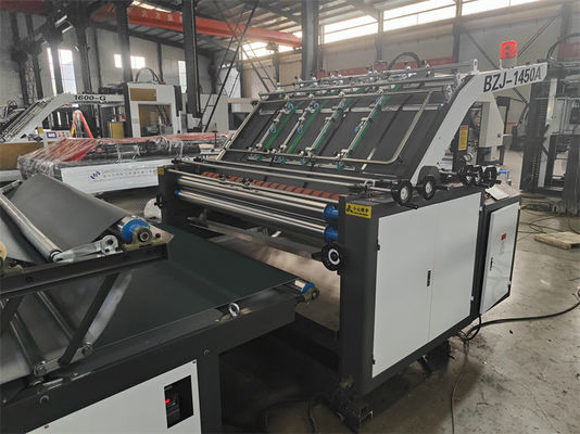 Halfautomatische servo-lamineermachine voor het versnellen van de lamineering van fineer in de kartonverwerking
