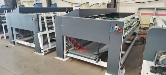 Machine voor het stapelen van golfplaten met apparatuur voor het koken/snijden/plakken met lijm