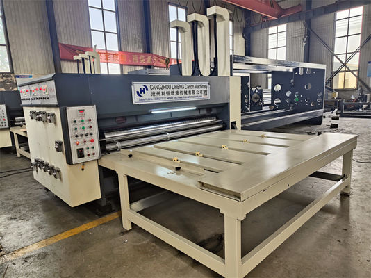 Semi-automatische 3 kleuren Flexo Ink Printing Slotting Die Cutting Machine met ketenvoeding