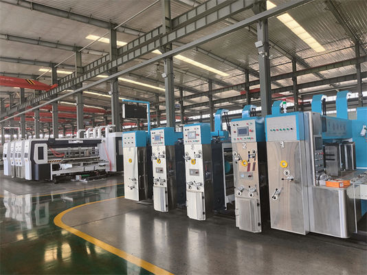 Automatische druk- en snijmachine voor het drukken van gegolfde kartonnen dozen